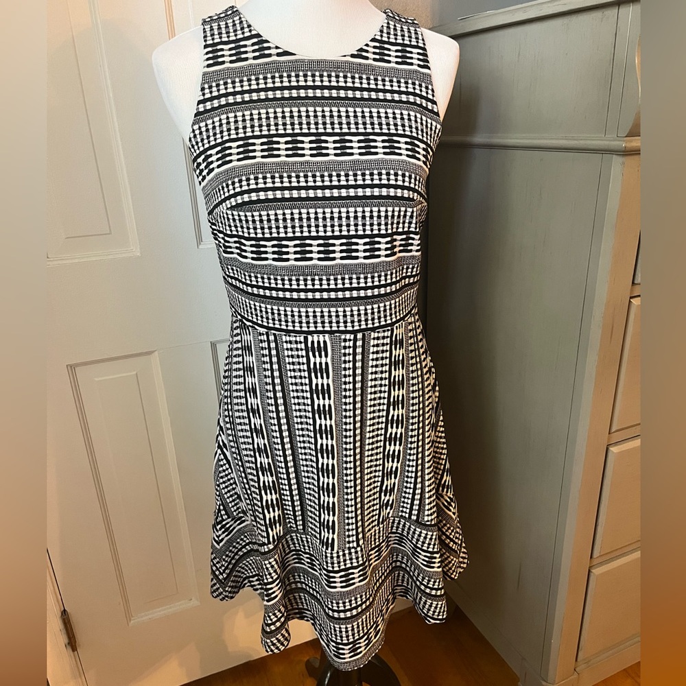 Black/whit patter Loft dress size 6 - NWT